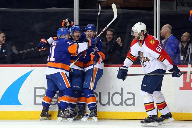 Jaromír Jágr (68) mohl jen smutně příhlížet, jak obránce NY Islanders Thomas Hickey (14) jásá po rozhodující brance třetího utkání série společně se Shanem Princem (11) a Joshem Baileyem (12).