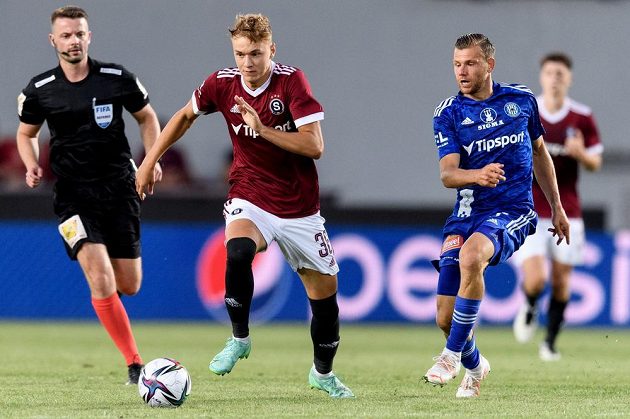 Adam Karabec ze Sparty a Radim Breite ze Sigmy Olomouc během utkání 1. kola Fortuna ligy.