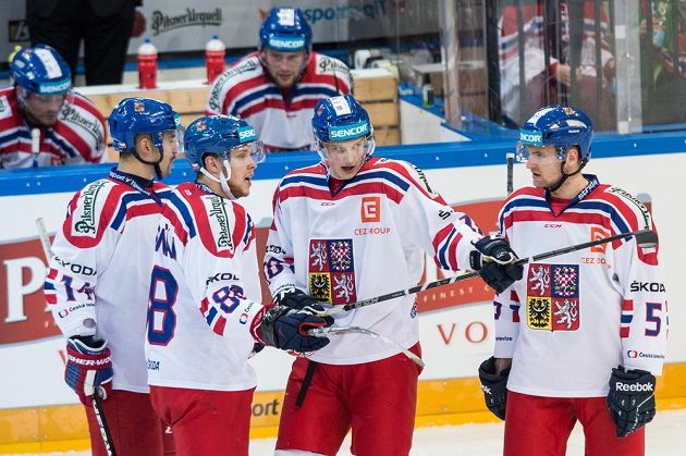 Čeští hokejisté (zleva) Tomáš Plekanec, David Pastrňák, Dominik Kubalík a Jakub Jeřábek během přípravného střetnutí s Kanadou.