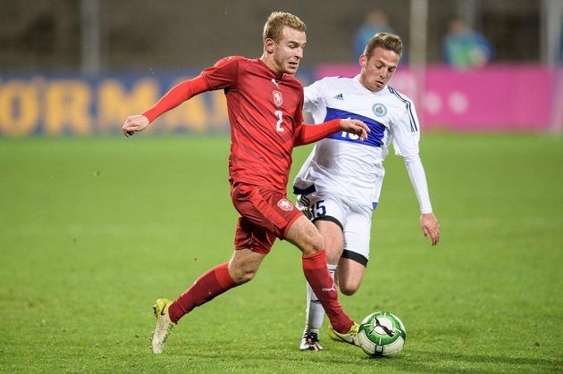 Český obránce Michal Řezáč a Nicola Valle ze San Marina během utkání kvalifikace ME 2019 hráčů do 21 let