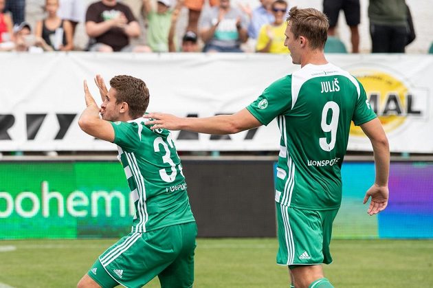 Fotbalisté Bohemians Dominik Mašek (vlevo) a Lukáš Juliš oslavují gól na 2:0 během utkání 1. kola ligy se Slováckem.