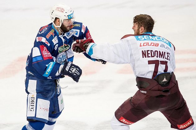 Tomáš Vincour z Brna a Richard Nedomel ze Sparty Praha se porvali během prvního utkání čtvrtfinále Generali play off.