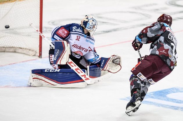 Útočník Sparty Praha Jiří Černoch střílí vítězný gól z nájezdu v během extraligového utkání s Vítkovicemi.