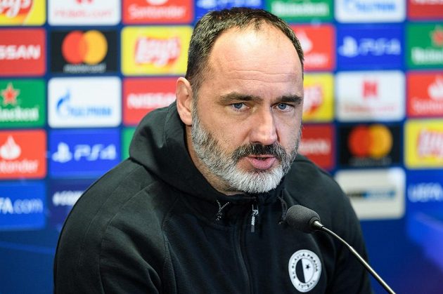 Trenér Slavie Praha Jindřich Trpišovský během tiskové konference před utkáním Ligy mistrů s Interem Milán.