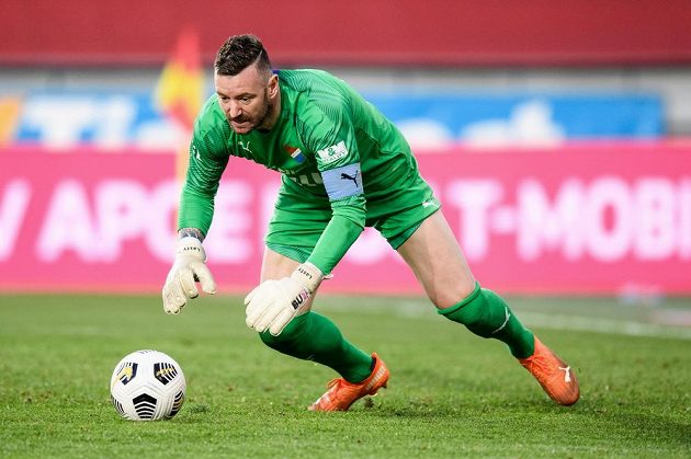 Brankář Baníku Ostrava Jan Laštůvka zasahuje během utkání 31. kola Fortuna ligy.