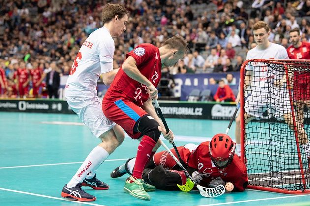 Adam Delong (uprostřed), Christoph Camenisch (vlevo) a brankář Švýcarska Pascal Meier během utkání v základní skupině Mistrovství světa ve florbale