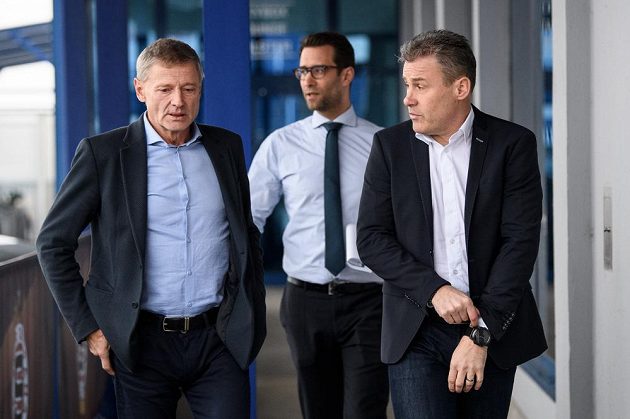 Sportovní ředitel Sparty Praha Zdeněk Ščasný (vlevo) a nový trenér Pavel Hapal přicházejí na tiskovou konferenci, doprovází je Ondřej Kasík, šéf komunikace v letenském klubu.
