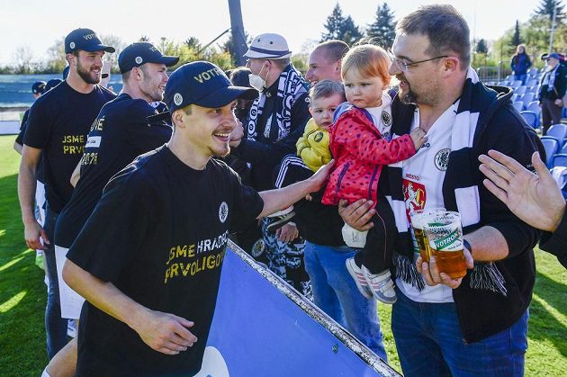 Adam Vlkanova (vlevo) z Hradce Králové oslavuje s fanoušky vyhrané utkání a postup do první ligy.