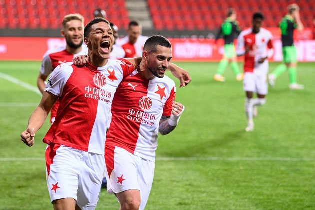 Fotbalisté Slavie Alexander Bah (vlevo) a Nicolae Stanciu oslavují gól na 4:1 během utkání s Plzní.
