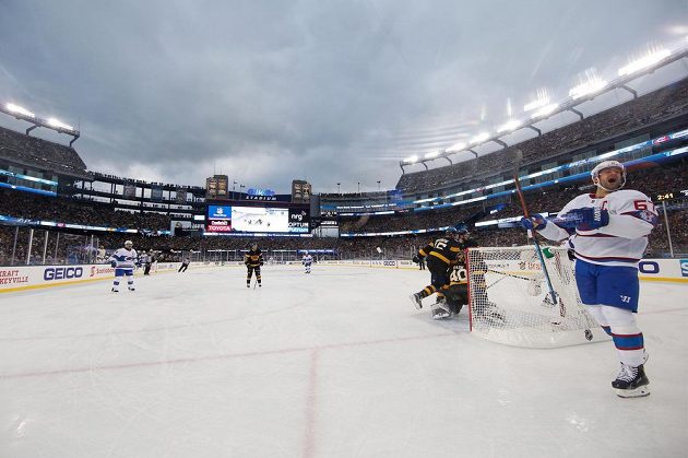 Max Pacioretty (67) z Montrealu jásá po gólu Brendana Gallaghera při Winter Classic na ledě Bostonu.