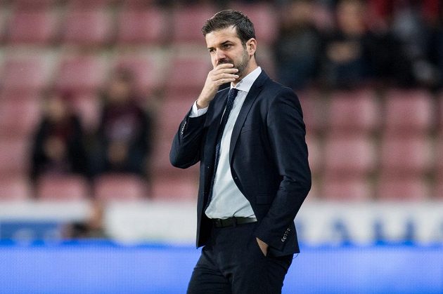 Zamyšlený trenér Sparty Andrea Stramaccioni během utkání osmifinále MOL Cupu proti Baníku.