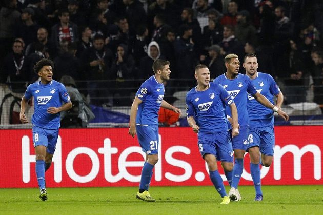 Obránce Pavel Kadeřábek slaví se spoluhráči. Český reprezentant pomohl gólem na 2:2 svému Hoffenheimu k remíze na hřišti Lyonu v Lize mistrů.