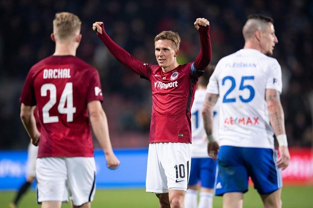 Bořek Dočkal oslavuje vítězství během utkání 22. kola Fortuna ligy