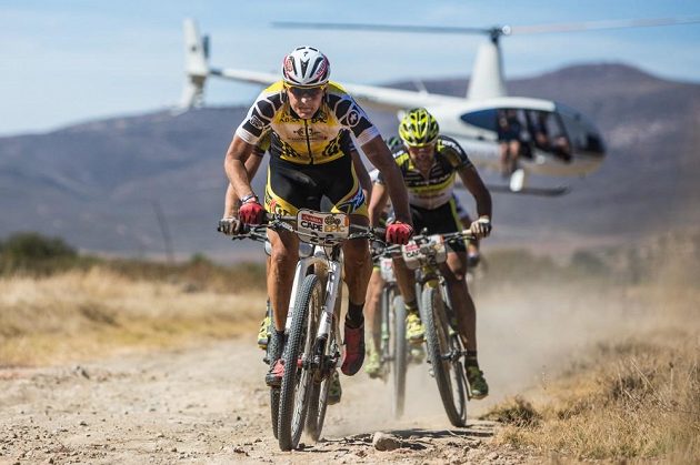 Jaroslav Kulhavý z týmu Songo Specialized táhne skupinu při jedné z etap Cape Epic 2015.