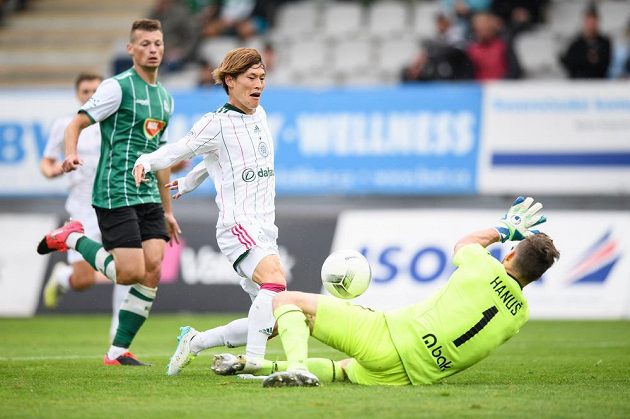 Kyogo Furuhashi ze Celtiku překonává brankáře Jablonce Jana Hanuše a střílí gól na 2:0 během utkání 3. předkola Evropské ligy.
