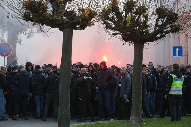 Fanoušci Baníku Ostrava se v Opavě vydali společným pochodem k fotbalovému stadionu.