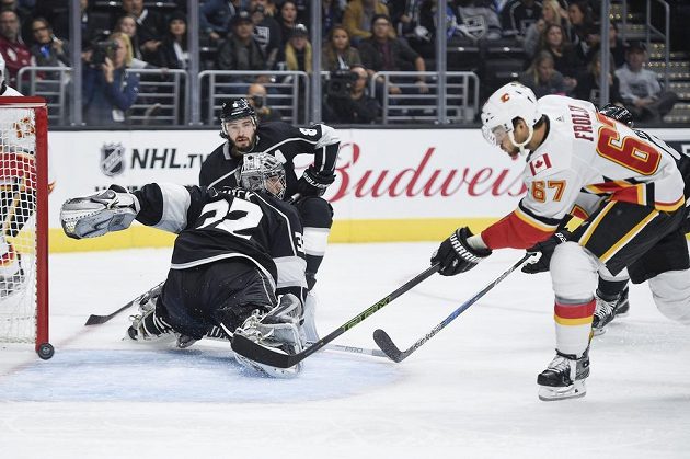 Český útočník Michael Frolík z Calgary Flames střílí gól na ledě Los Angeles Kings v utkání NHL.