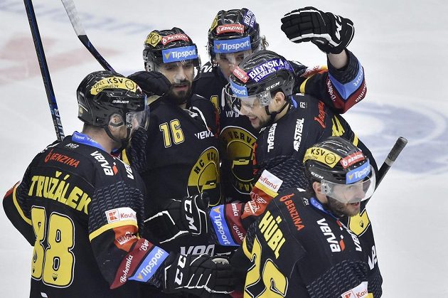 Hokejisté Litvínova (zleva) Jakub Petružálek, František Lukeš, Patrick Kudla, Tomáš Pavelka a Viktor Hübl se radují z prvního gólu.