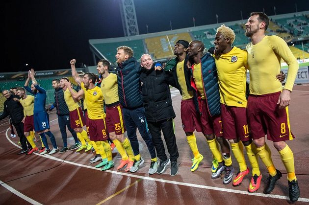 Oslavy postupu do osmifinále EL v podání sparťanských hráčů na stadiónu v Krasnodaru.