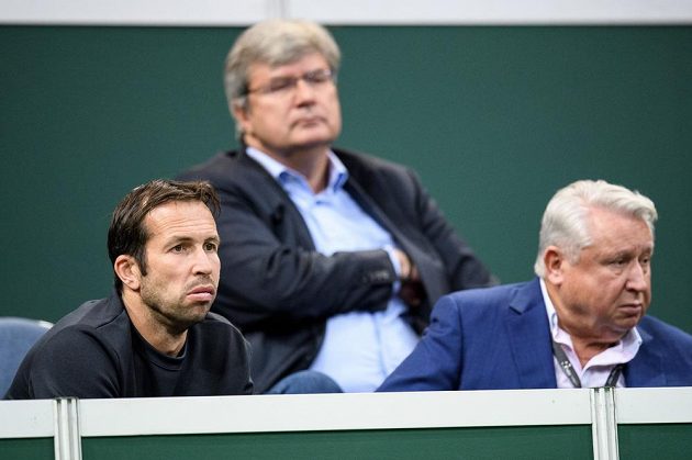 Radek Štěpánek (vlevo) a Miroslav Černošek sledují zápas Petry Kvitové s Belindou Bencicovou ze Švýcarska během Fed Cupu.