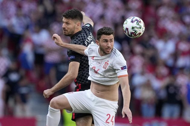 In the aerial duel, the Spaniard Aymeric Laporte (right) and the Croatian Bruno Petkovič.