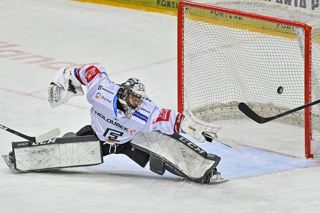 Brankář Karlových Varů Vladislav Habal pouští gól po střele Adama Poláška ze Sparty.
