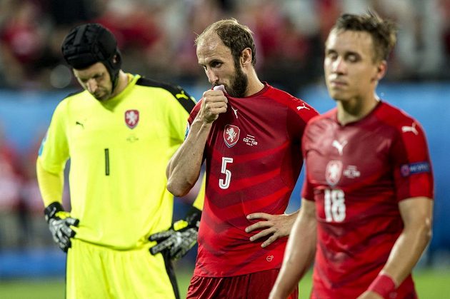 Zklamaní čeští fotbalisté po porážce s Tureckem. Zleva brankář Petr Čech, stoper Roman Hubník a záložník Josef Šural.