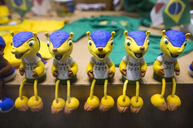 Maskot šampionátu Fuleco, pásovec třípásý, v obchodě na mezinárodním letišti v Belo Horizonte.