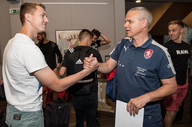 Lukáš Juliš (vlevo) a trenér Vítězslav Lavička během srazu reprezentace do 21 let před nadcházejícím ME v Polsku.