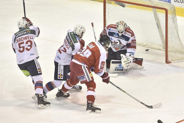 Olomoucký útočník Marek Laš překonává Ondřeje Kacetla v brance Pardubic. Přihlížejí hráči Dynama zleva obránce Jacob Cardwell a útočník Rostislav Marosz.