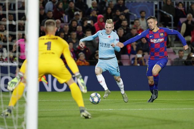 Slávista Petr Ševčík (uprostřed) měl v úvodu utkání první velkou šanci, ale brankář Barcelony Marc-André ter Stegen se překvapit nenechal.