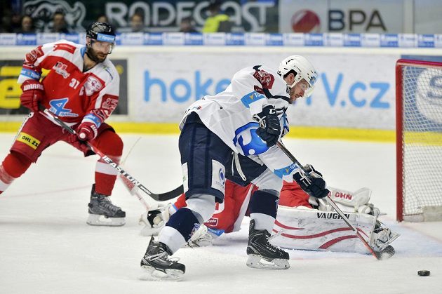Jan Eberle z Plzně se snaží překonat brankáře Olomouce Branislava Konráda. Vlevo Martin Vyrůbalík.