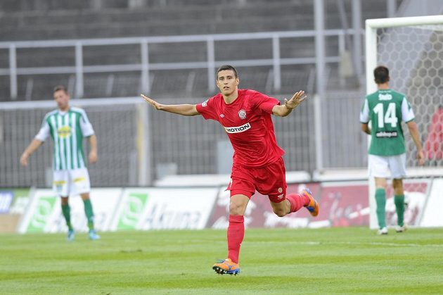 Brněnský útočník Miroslav Markovič (uprostřed) se raduje ze vstřelení gólu do sítě Bohemians Praha 1905.