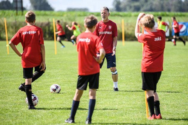 Trenér fotbalové reprezentace Jaroslav Šilhavý během tréninku s dětmi z fotbalové školy Petra Čecha
