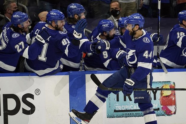 Český obránce Tampy Bay Lightning Jan Rutta (44) slaví u střídačky svůj gól do sítě NY Islanders v semifinále NHL.