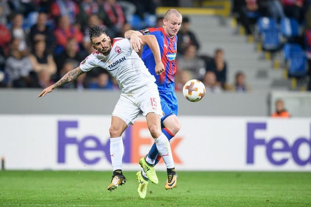Vladimir Broun z Beer Ševy a Michael Krmenčík z Viktorie Plzeň během utkání základní skupiny Evropské ligy.