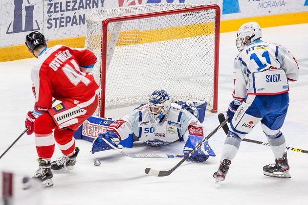 Zleva David Ostřížek z Olomouce, brankář Brna Karel Vejmelka a Stanislav Svozil z Brna.