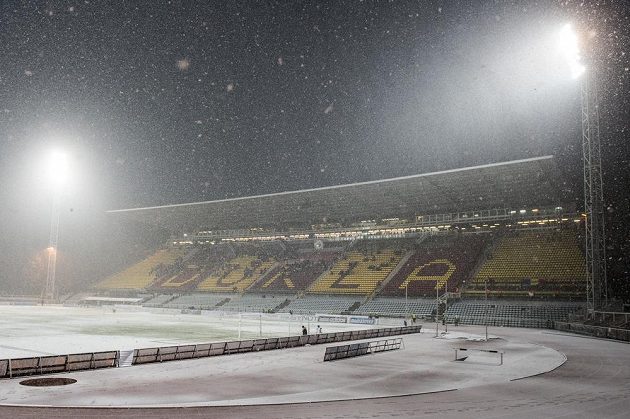 Zasněžený stadión Juliska během odloženého utkání 19. kola Synot ligy mezi Duklou Praha a Spartou Praha.