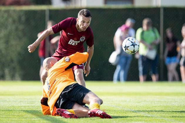 David Lafata v dresu Sparty a brankář Jablonce Petr Pižanowski během exhibičního utkání, v němž se David Lafata loučil s profesionální kariérou.