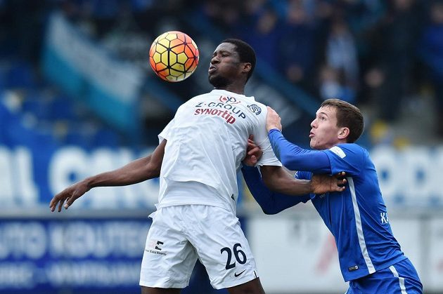 Útočník Slovácka Francis Kone (vlevo) si zpracovává míč před libereckým obráncem Ondřejem Karafiátem.