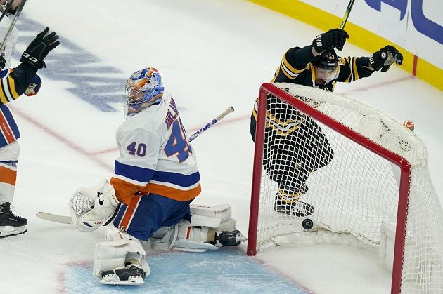 Útočník Bostonu Bruins Brad Marchand (vpravo) slaví gól v utkání play off NHL. Gólman New York Islanders Semjon Varlamov (40) je překonaný.