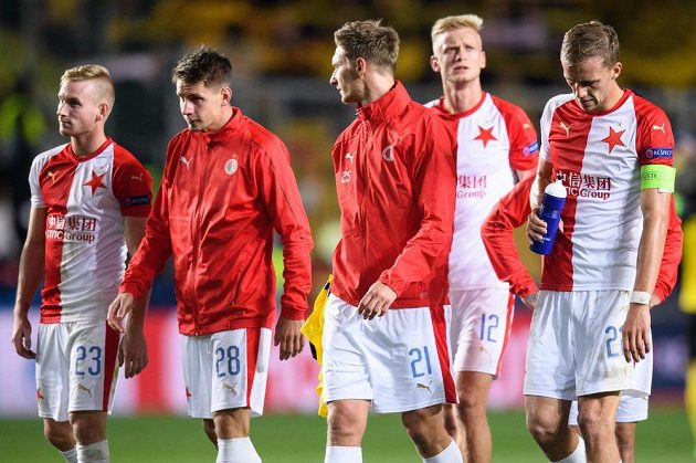 Zklamaní fotbalisté Slavie Praha (zleva): Petr Švečík, Lukáš Masopust, Milan Škoda, Jaroslav Zelený a Tomáš Souček po utkání základní skupiny Ligy mistrů s Dortmundem.