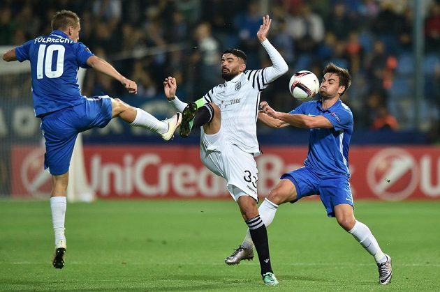 David Hovorka (vpravo) a Zdeněk Folprecht (vlevo) ze Slovanu Liberec v souboji se Stefanosem Athanasiadisem ze Soluně.