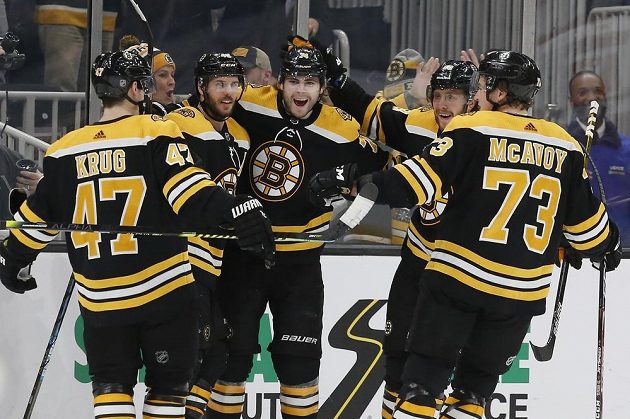 Český hokejový útočník David Krejčí slaví se spoluhráči z týmu Boston Bruins svou dvoustou trefu v NHL.
