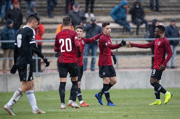 Fotbalisté Sparty Praha Václav Dudl, Vojtěch Patrák a Guelor Kanga oslavují gól na 3:1 během utkání s Českými Budějovicemi.