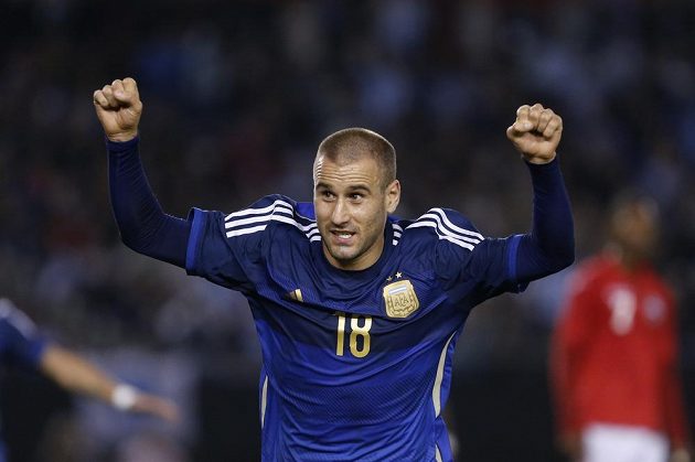 Útočník Argentiny Rodrigo Palacio oslavuje svůj gól v přípravném zápase proti Trinidadu a Tobagu.