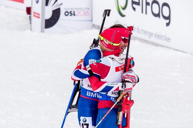 Norská radost Emila Hegleho Svendsena a Ole Einara Björndalen v cíli stíhacího závodu mužů na MS v biatlonu v Oslu.