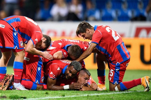 Fotbalisté Viktorie Plzeň oslavují gól Lukáše Hejdy na 2:1 během utkání s Mladou Boleslaví.