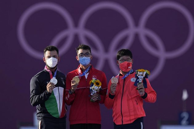 Gazoz (uprostřed) porazil ve finále 6:4 Itala Maura Nespoliho (vlevo), bronz zůstal v Japonsku po vítězství Takaharu Furukawy.