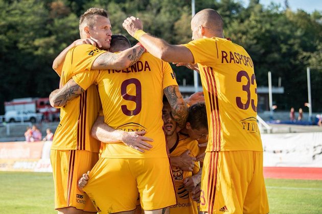 Fotbalisté Dukly Praha (zleva): Ján Ďurica, Jan Holenda a Nikola Raspopovič oslavují gól Uroše Duranoviče proti Liberci.